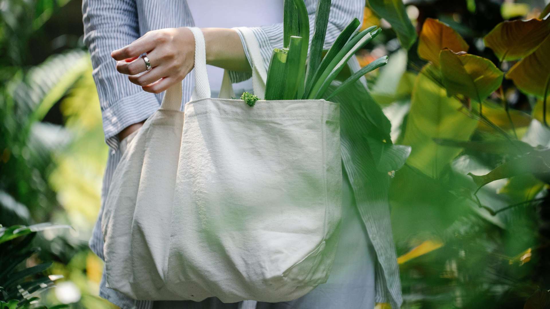 Sustainable grocery shopping with a reusable cotton tote—simple swaps like these align with ecoHiny’s mission to reduce single-use plastic waste